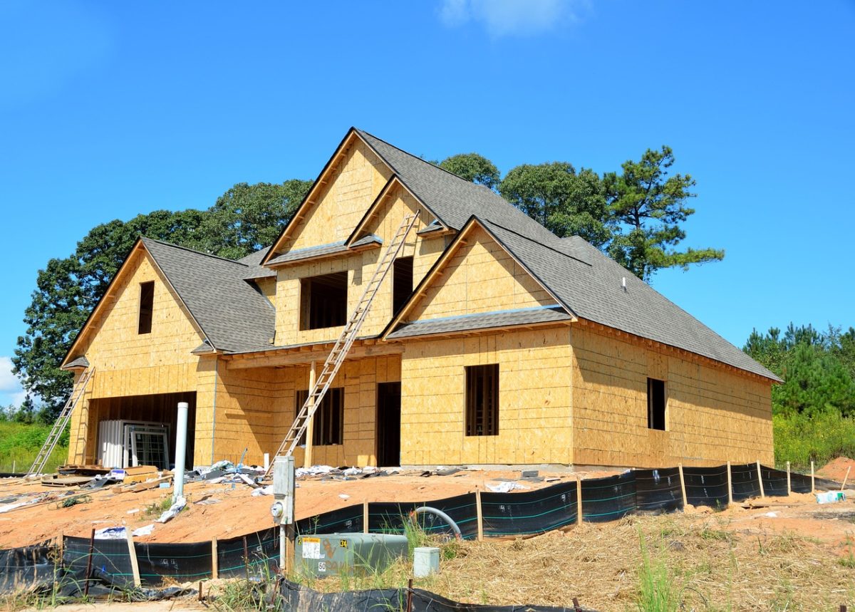 Zgodnie z aktualnymi regulaminami nowo wznoszone domy muszą być gospodarcze.